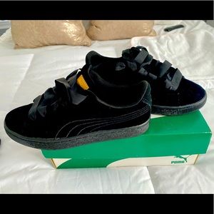 Suede pumas